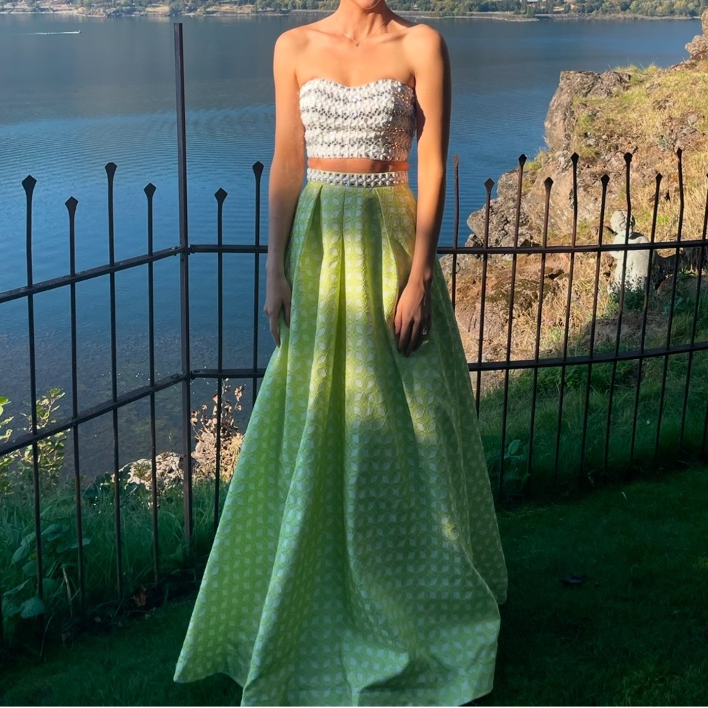 VINTAGE. No name two piece skirt set.